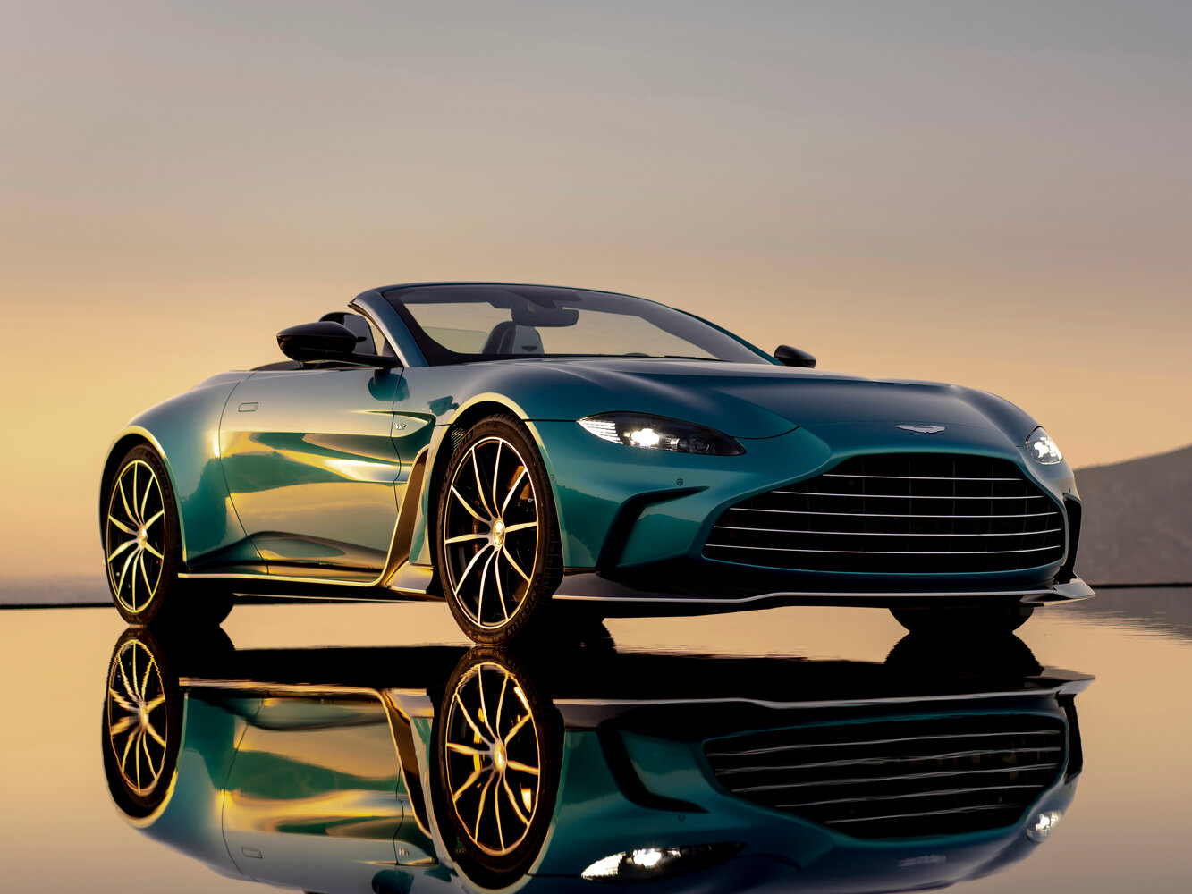 Aston Martin V12 Vantage II, вид сбоку