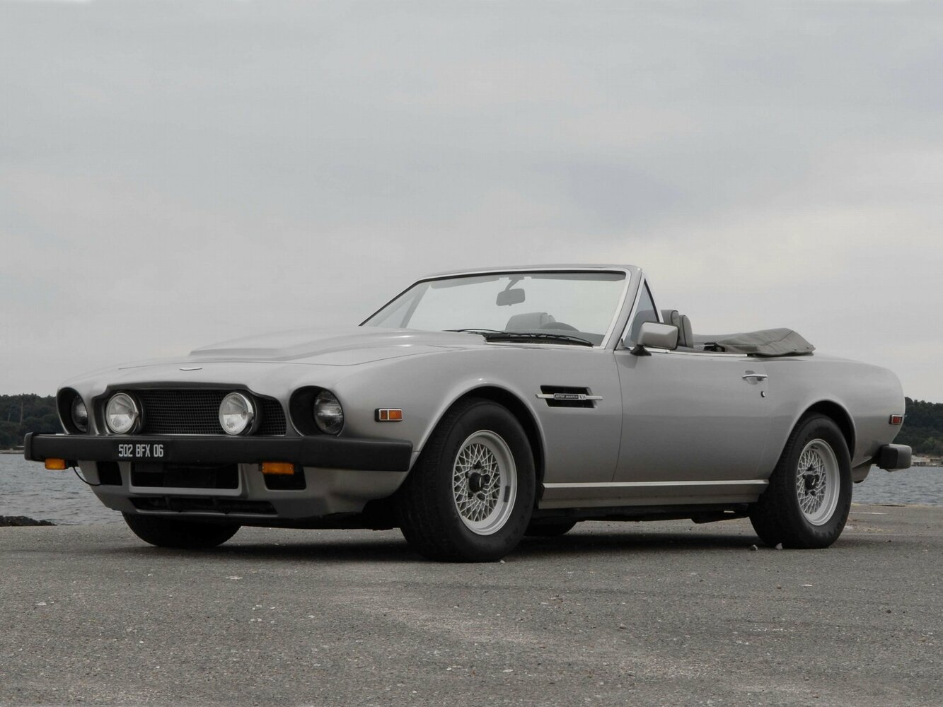 Aston Martin V8 Vantage I, вид сбоку