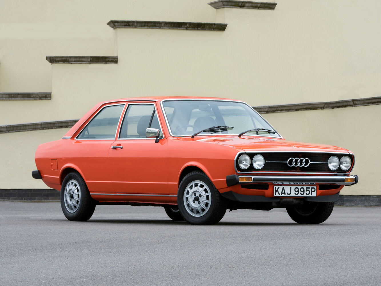 Audi 80 II (B1), Седан 2 дв.: фото поколения