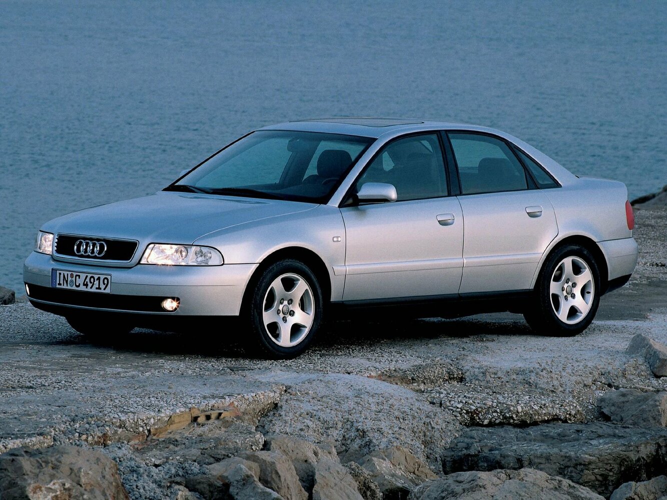Audi A4 I (B5) Рестайлинг, вид сбоку