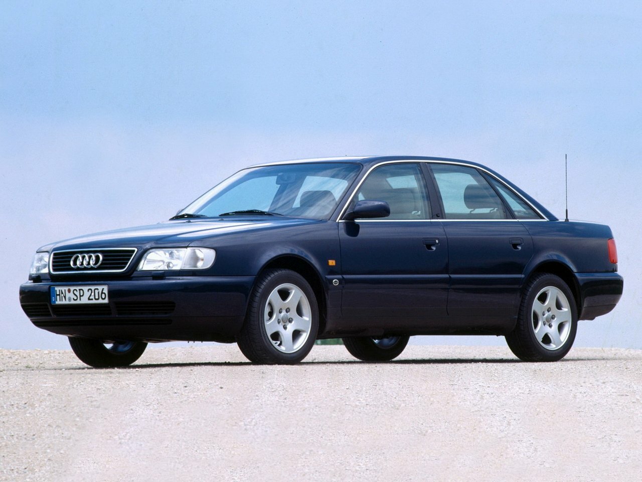 Audi A6 I (C4), вид сбоку