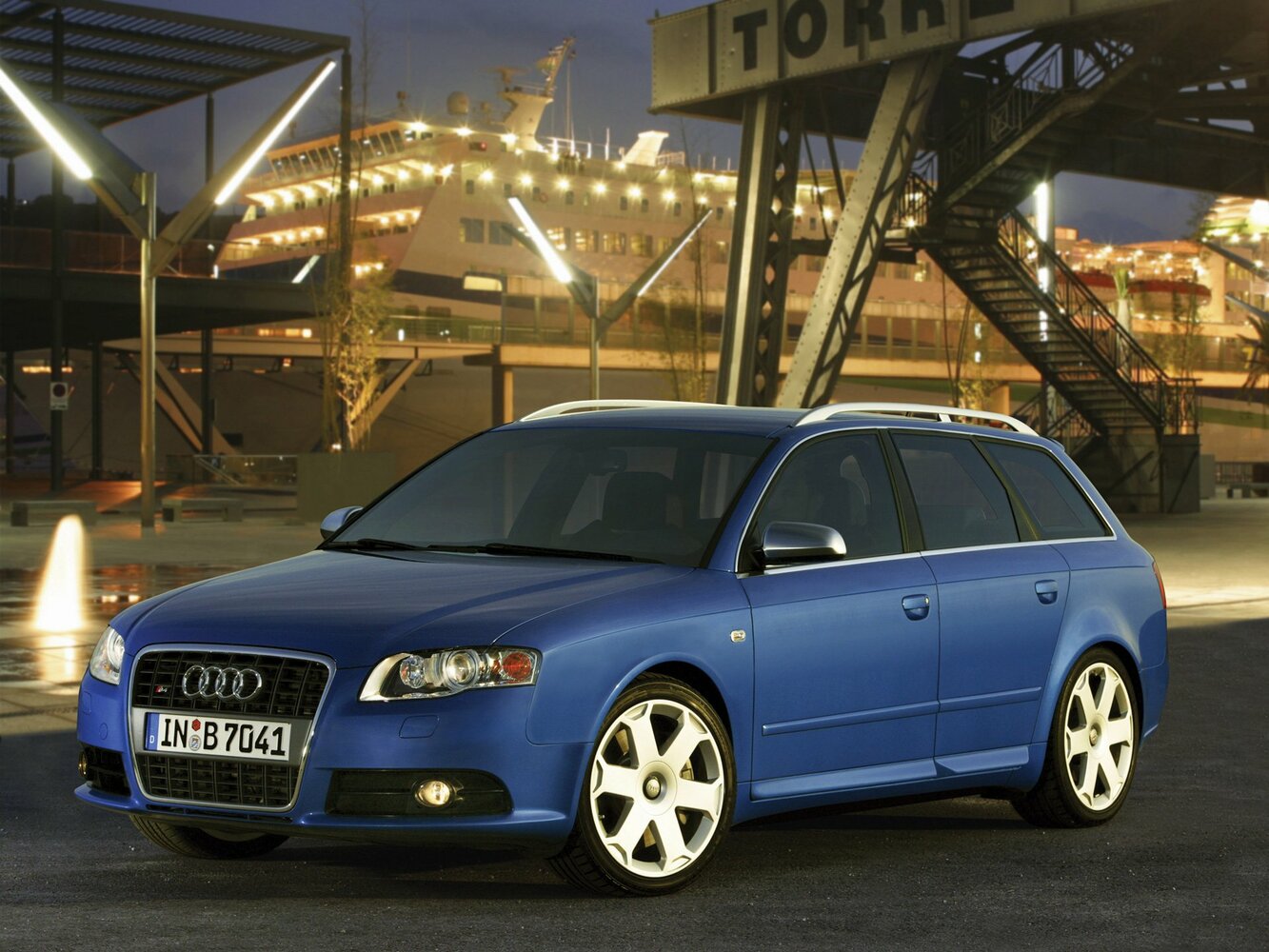 Audi S4 III (B7), вид сбоку