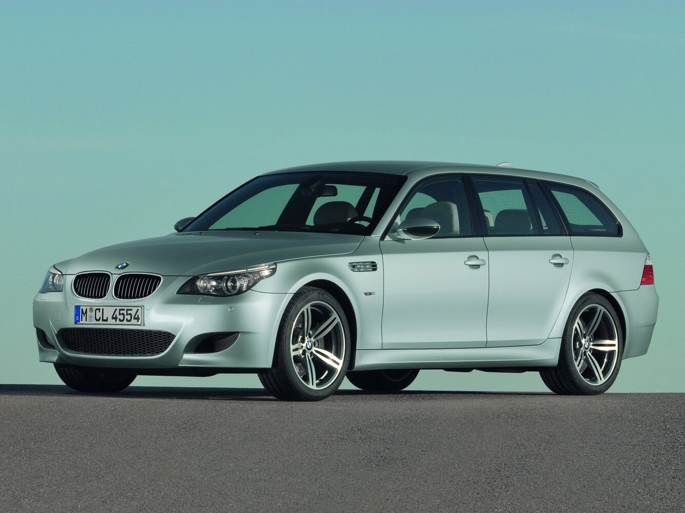 BMW M5 IV (E60/E61), вид сбоку