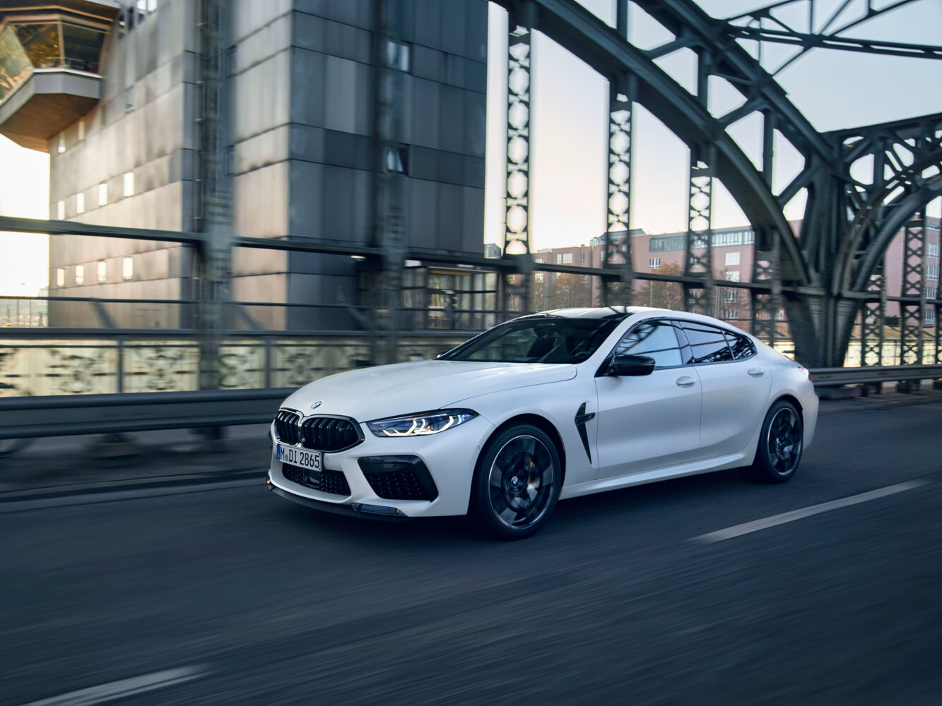 BMW M8 I (F91/F92/F93) Рестайлинг, вид сбоку