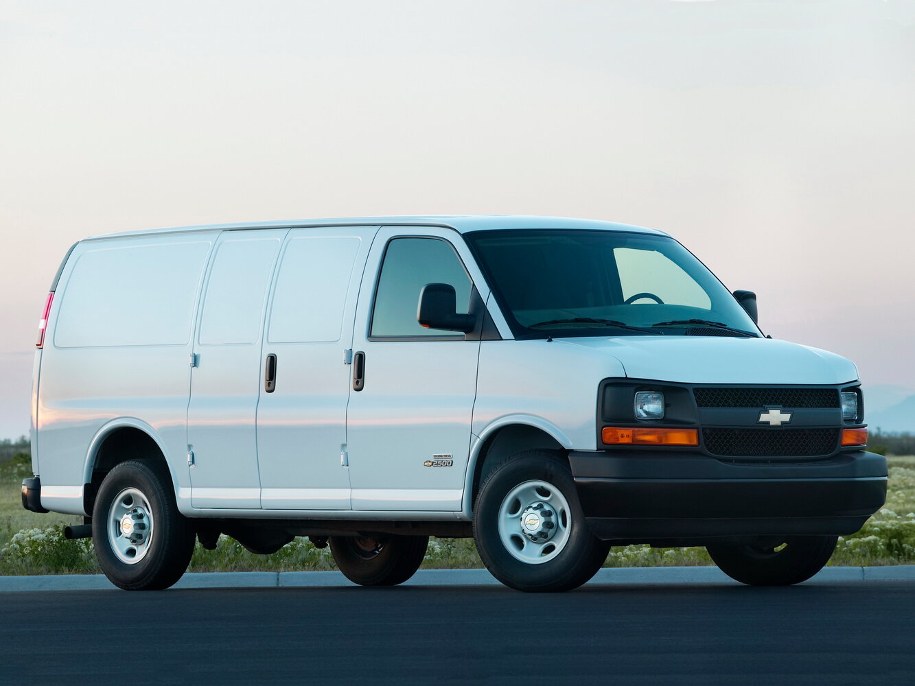 Chevrolet Express II, вид сбоку