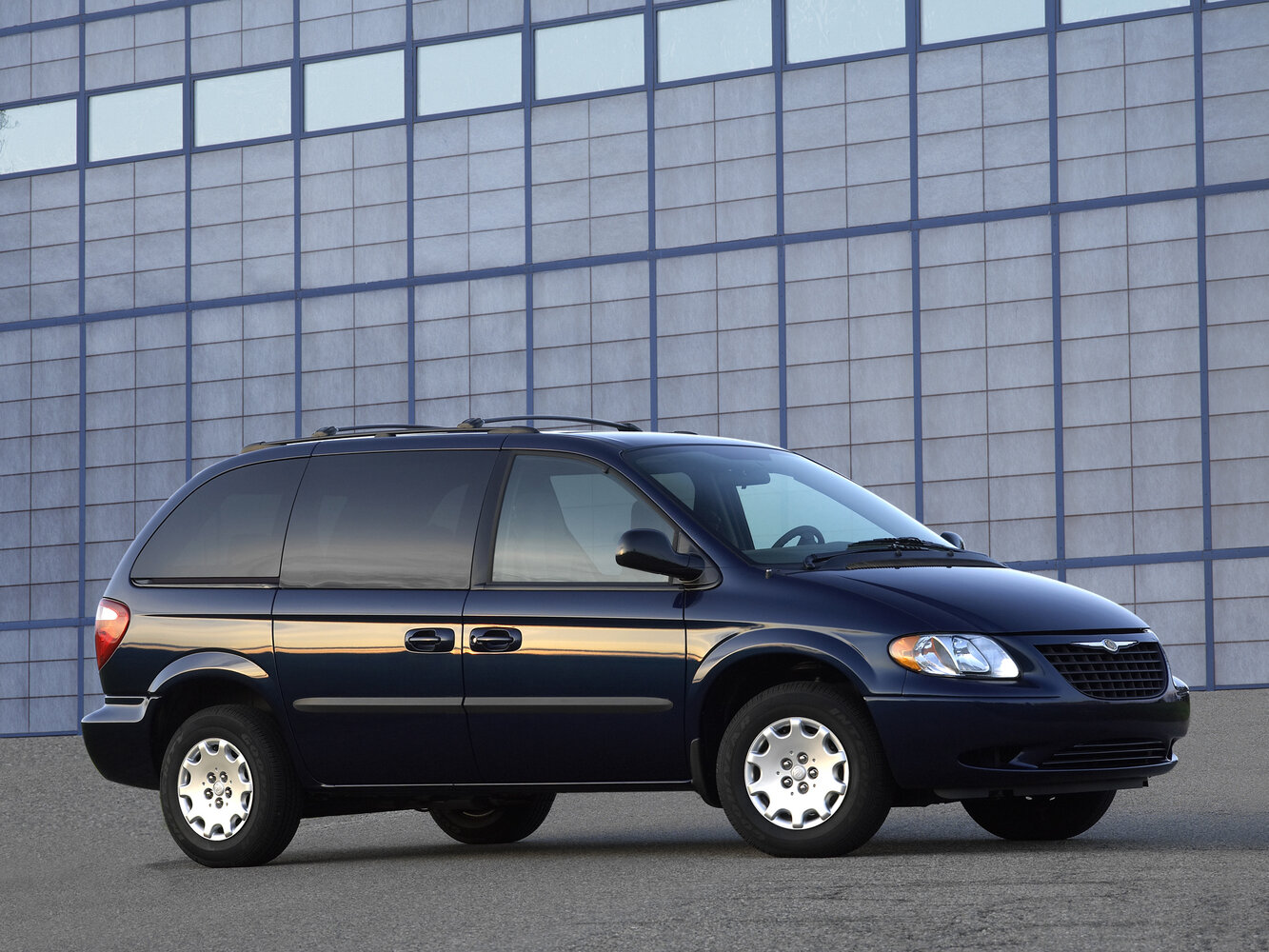 Chrysler Town & Country IV, Минивэн SWB: фото поколения
