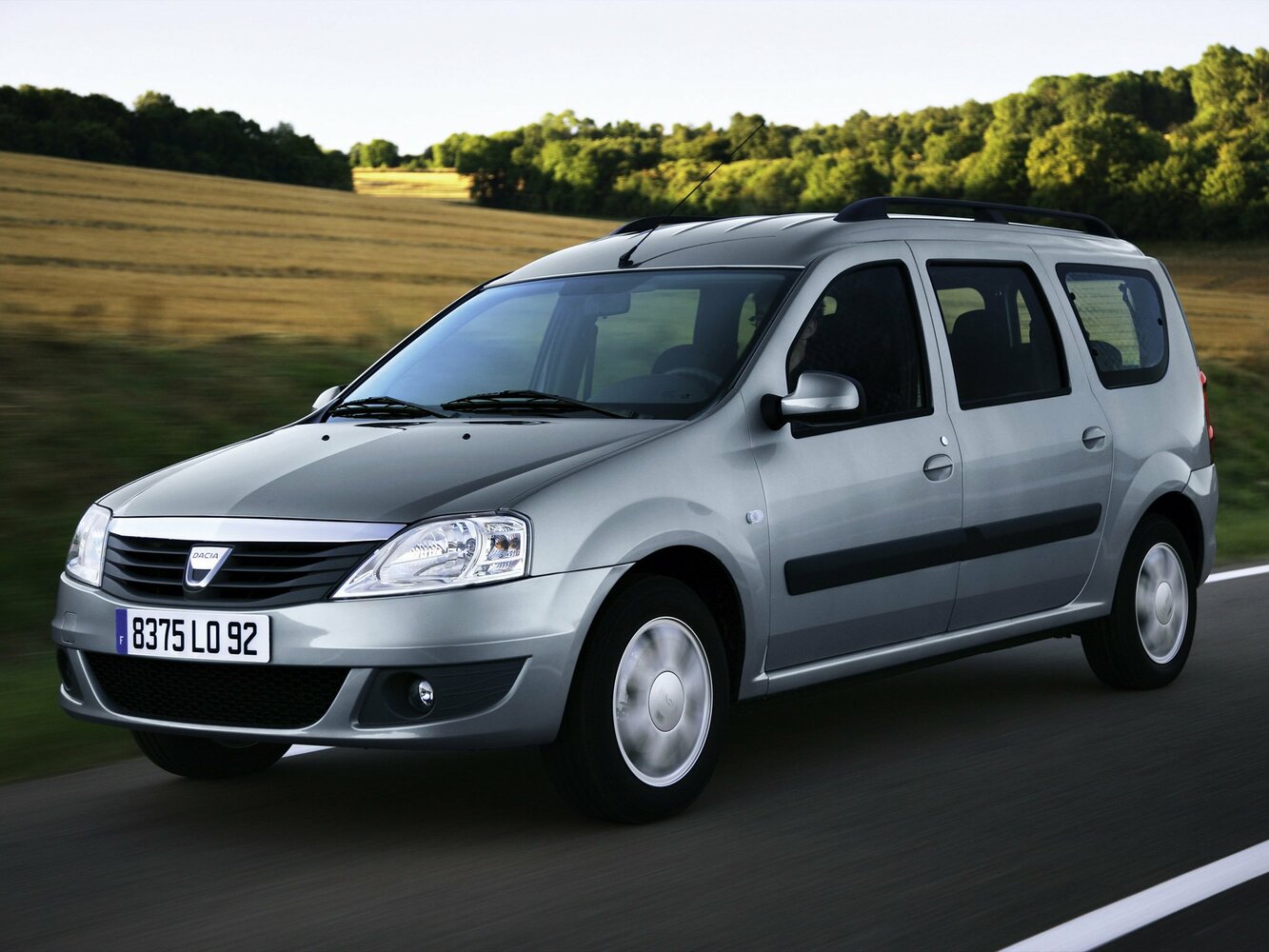 Dacia Logan I, вид сбоку