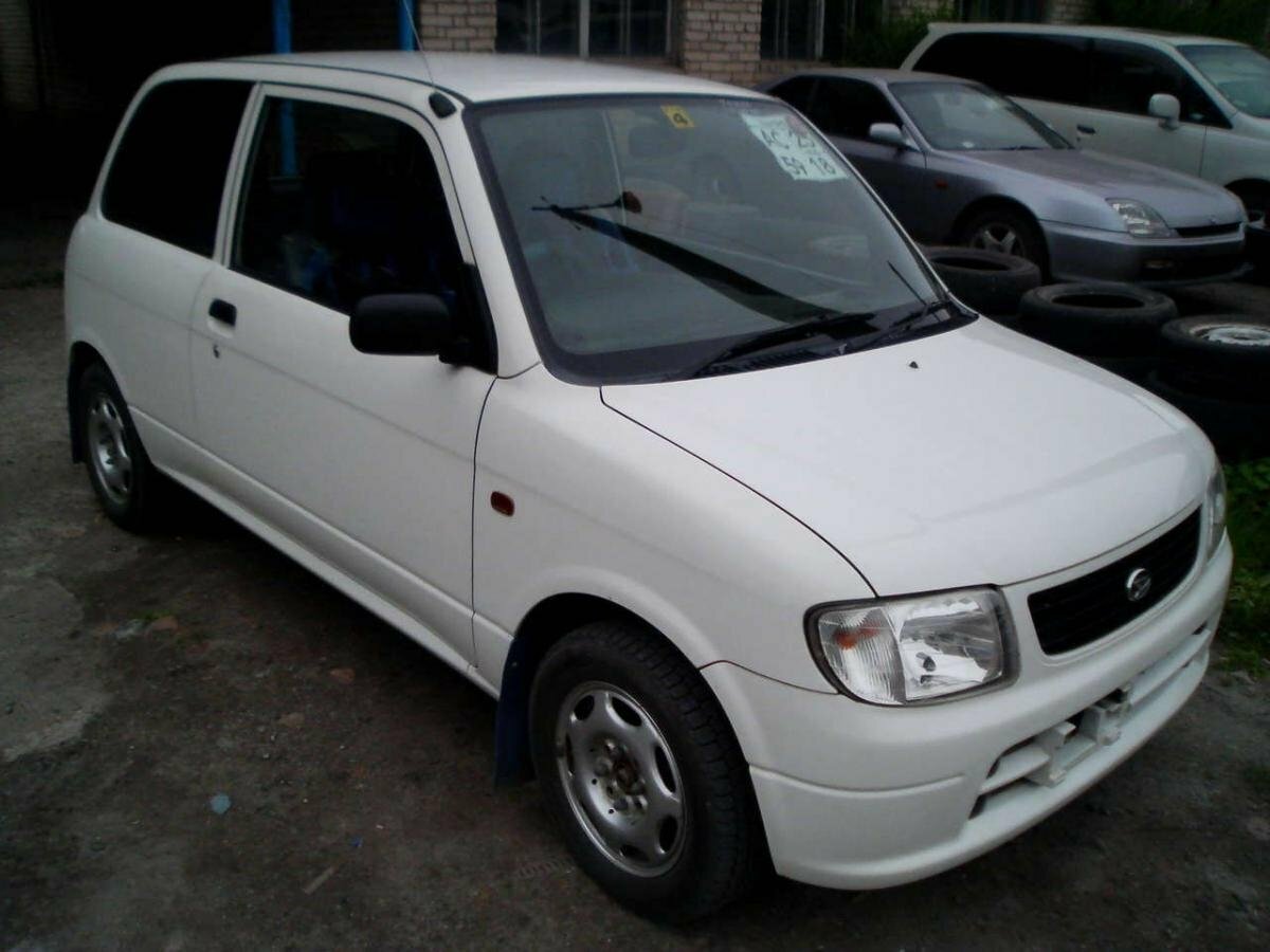 Daihatsu Mira V, вид сбоку