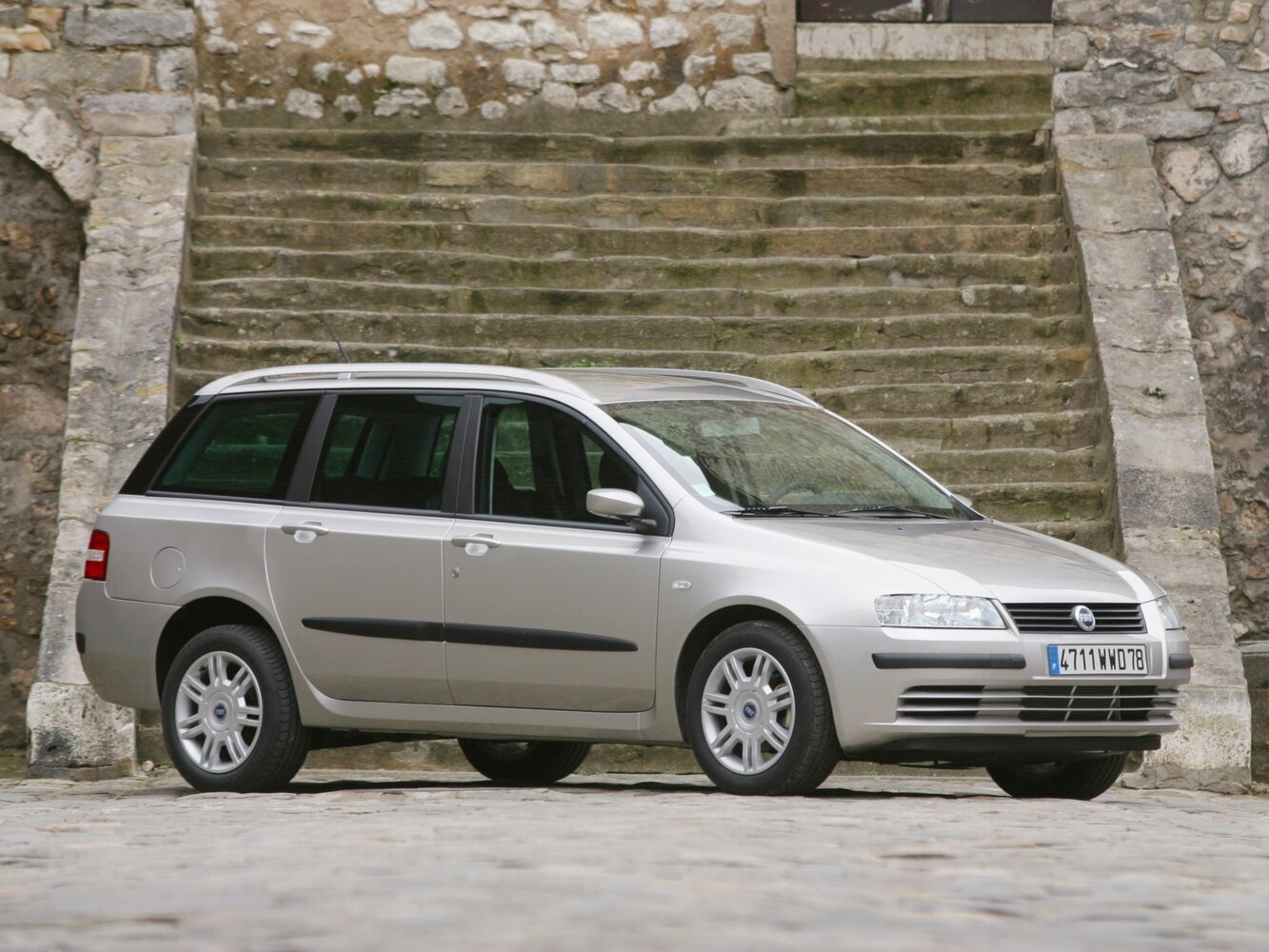 Fiat Stilo, вид сбоку