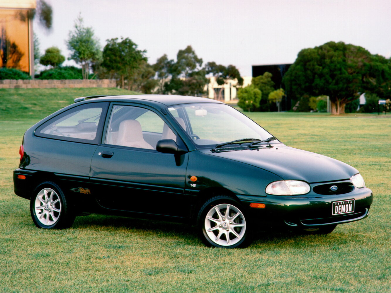 Ford Festiva II, вид сбоку