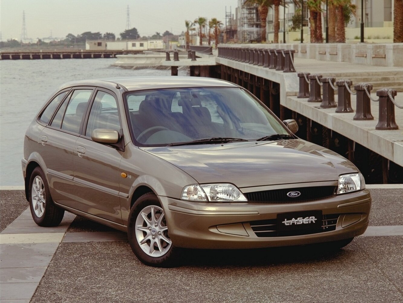 Ford Laser IV, вид сбоку
