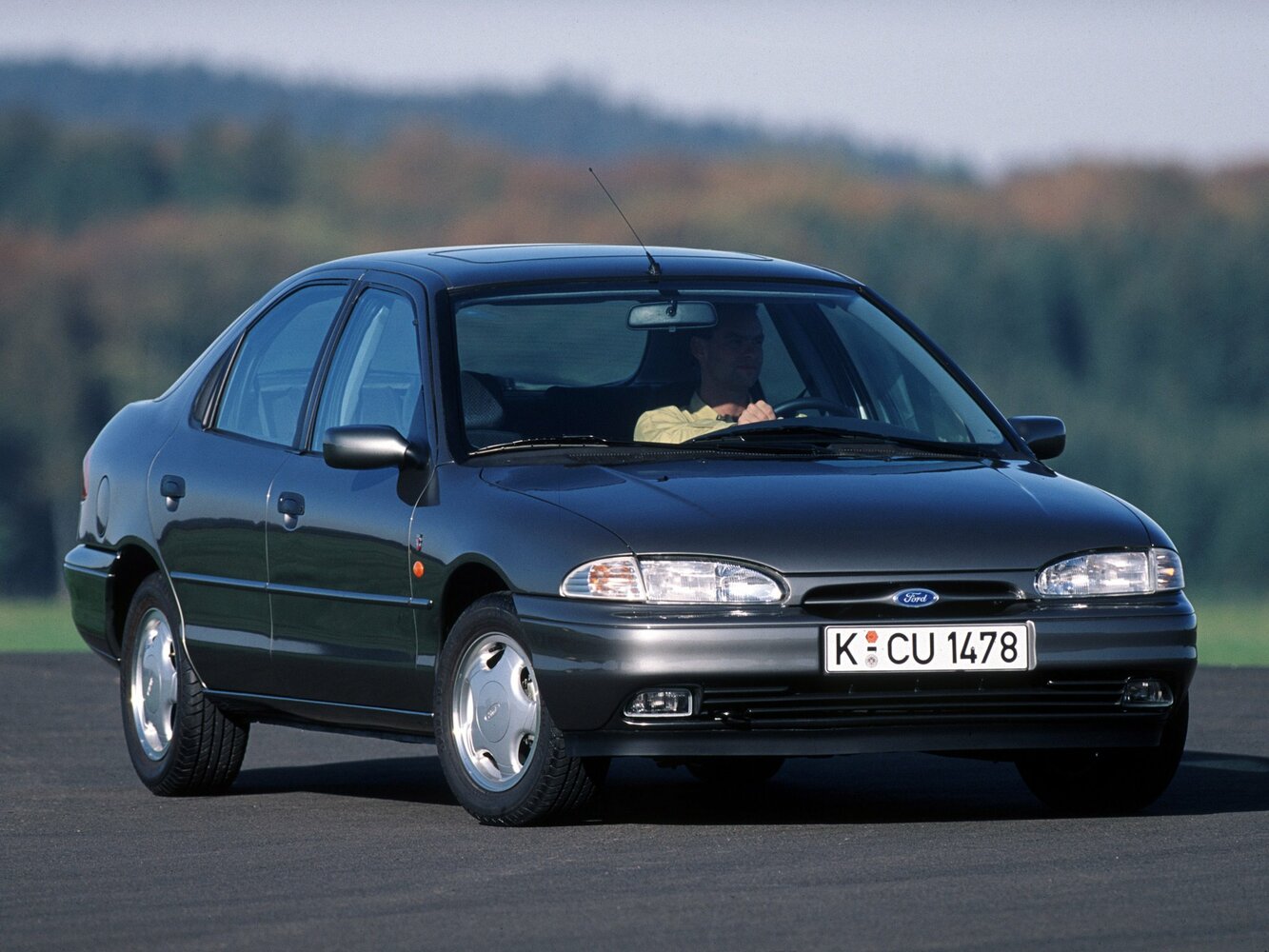 Ford Mondeo I, Лифтбек: фото поколения