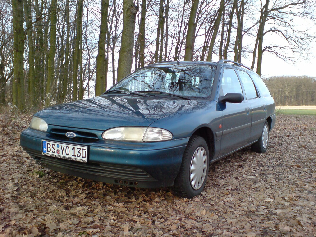 Ford Mondeo I, вид сбоку