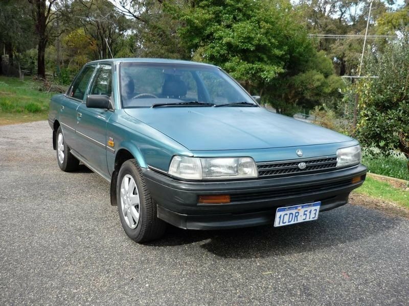 Holden Apollo, вид сбоку