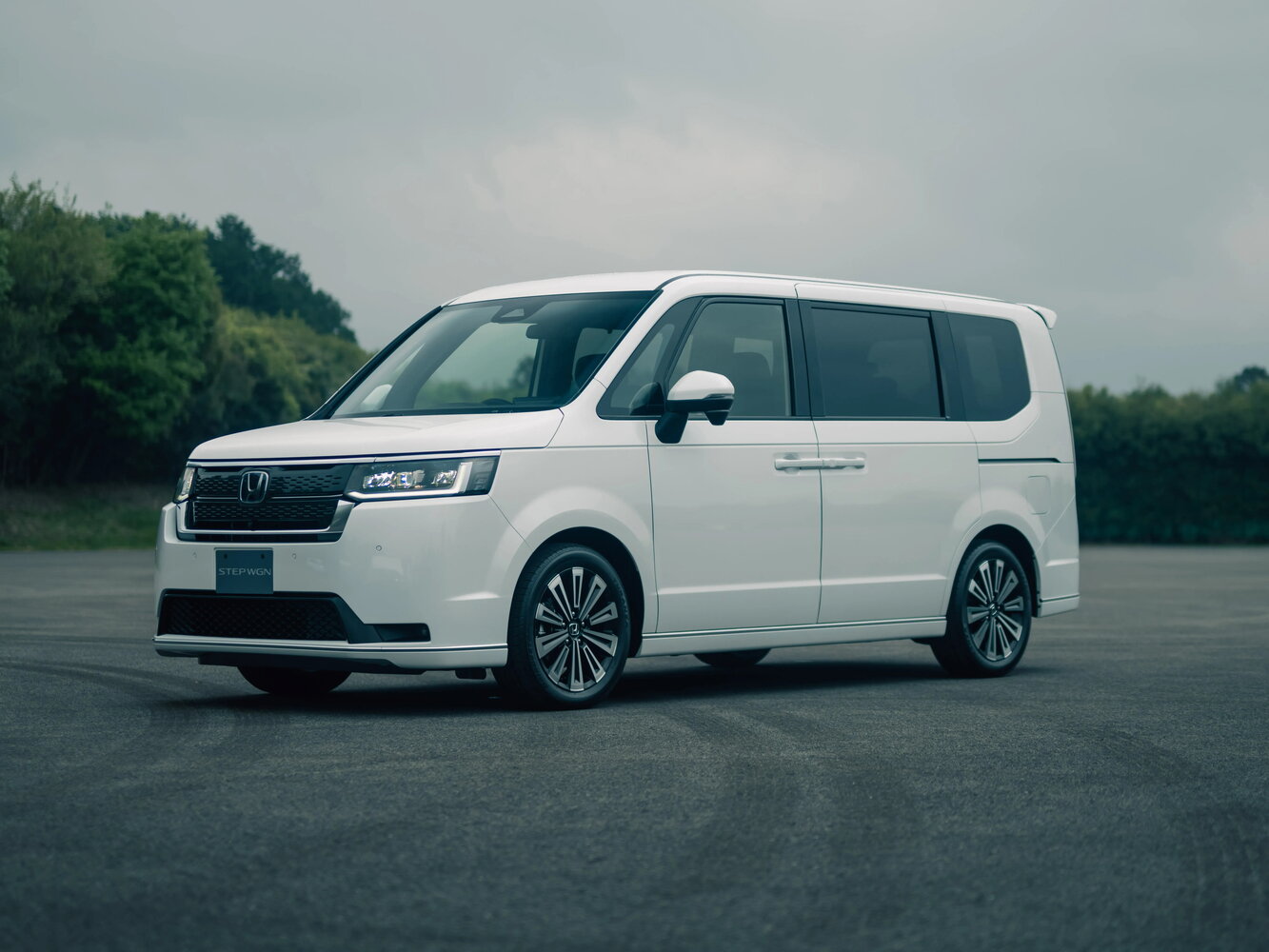 Honda Stepwgn VI, Минивэн Spada: фото поколения