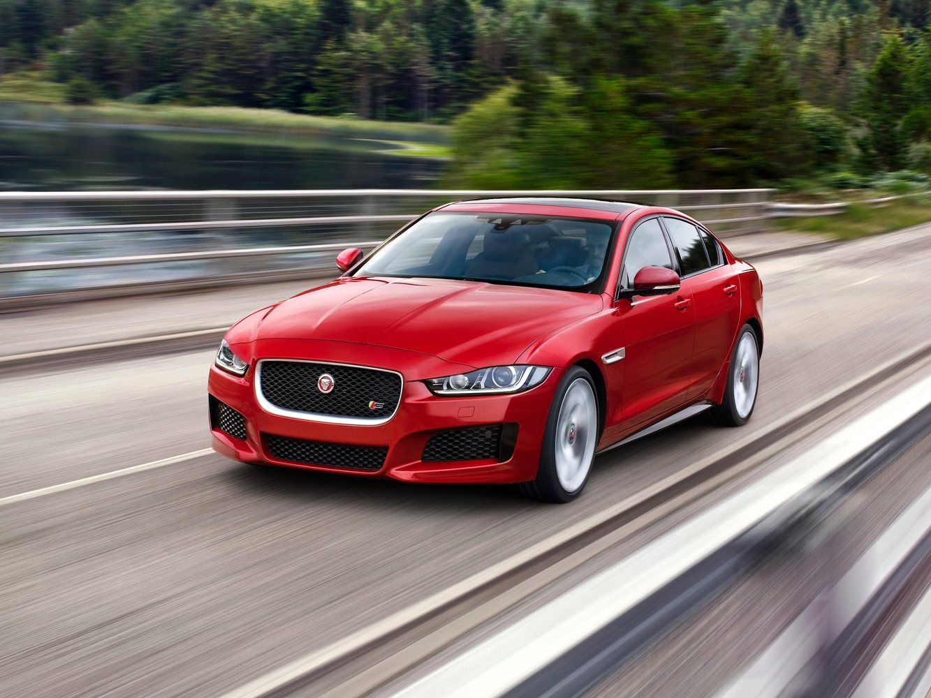 Jaguar XE, фото