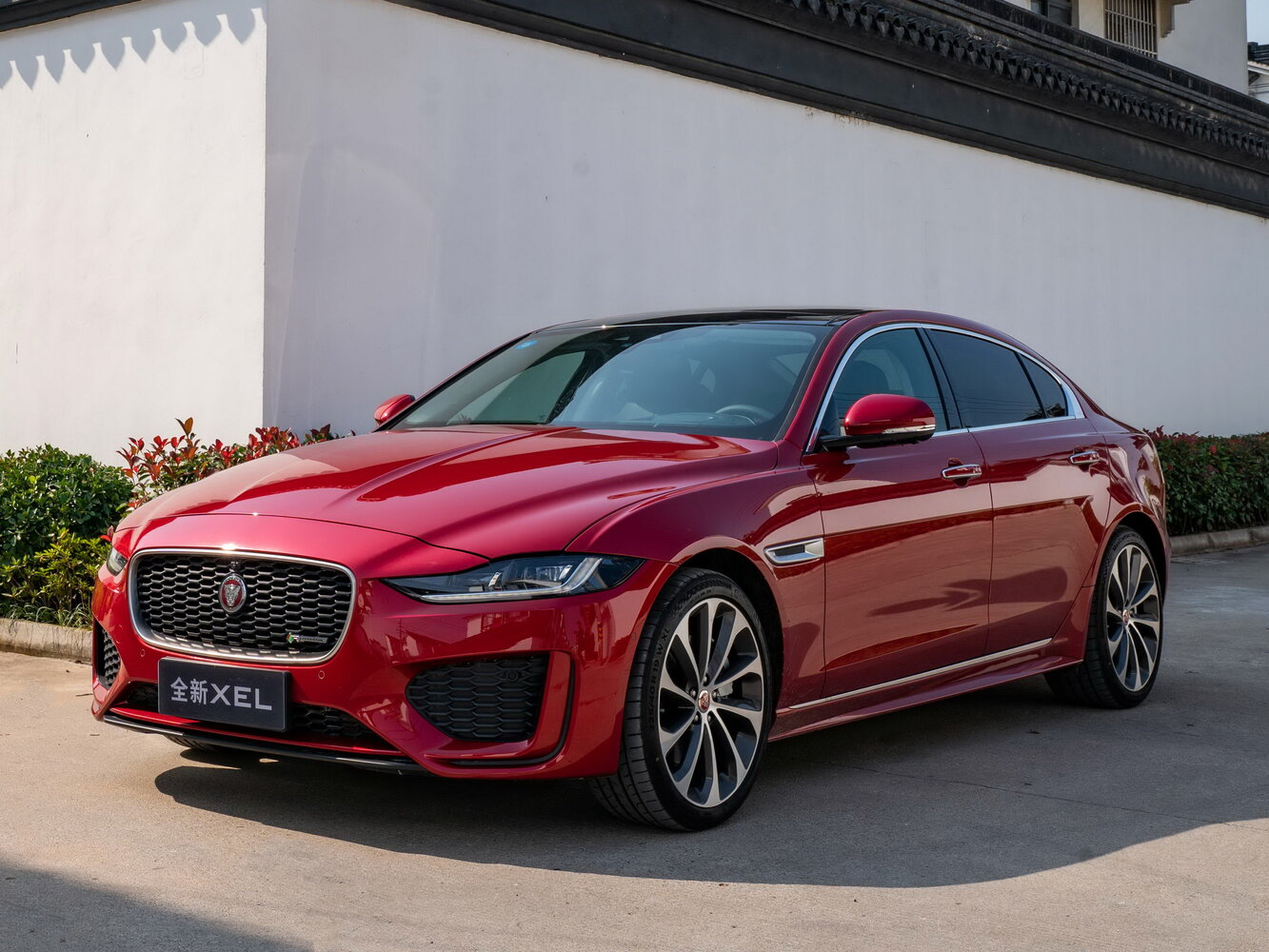 Jaguar XE I Рестайлинг, вид сбоку