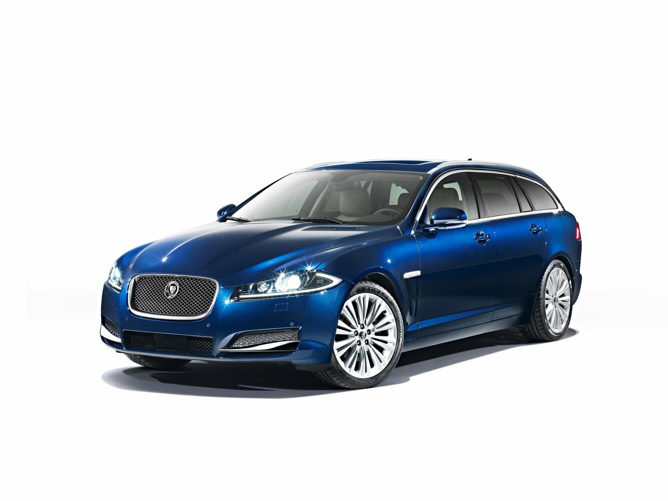 Jaguar XF I Рестайлинг, вид сбоку
