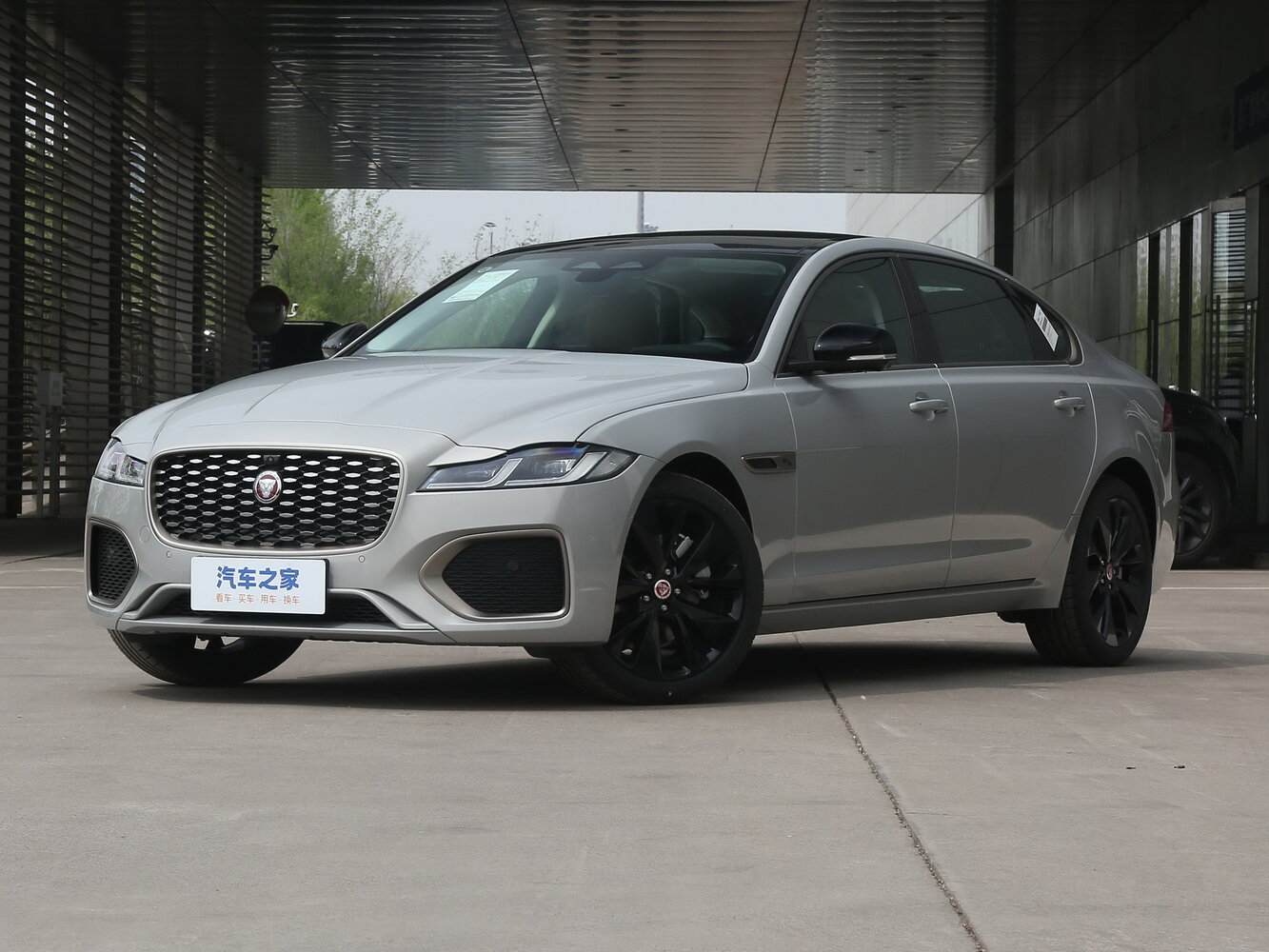Jaguar XF II Рестайлинг, Седан L: фото поколения
