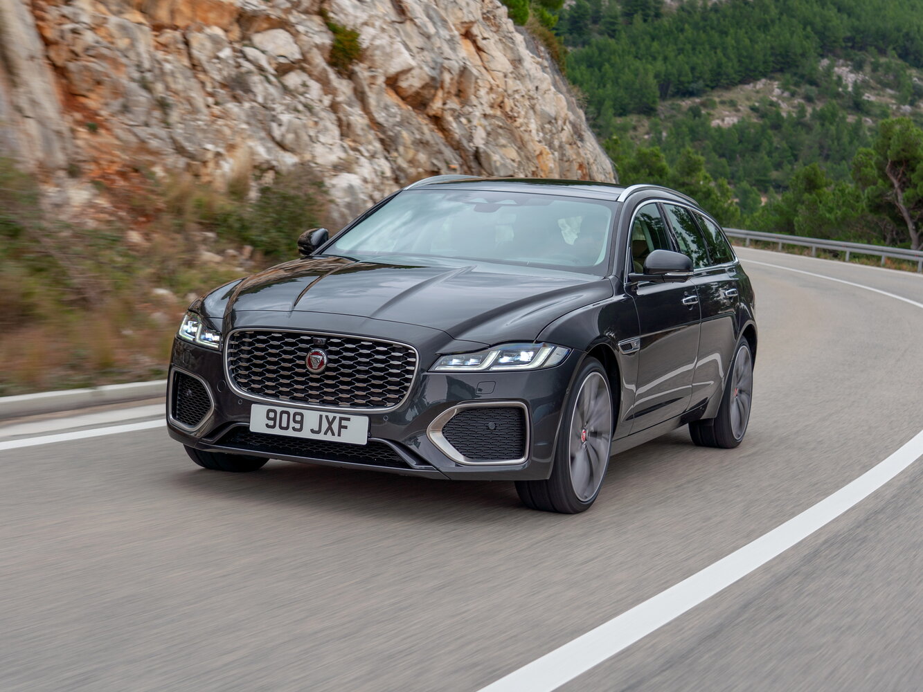 Jaguar XF II Рестайлинг, вид сбоку