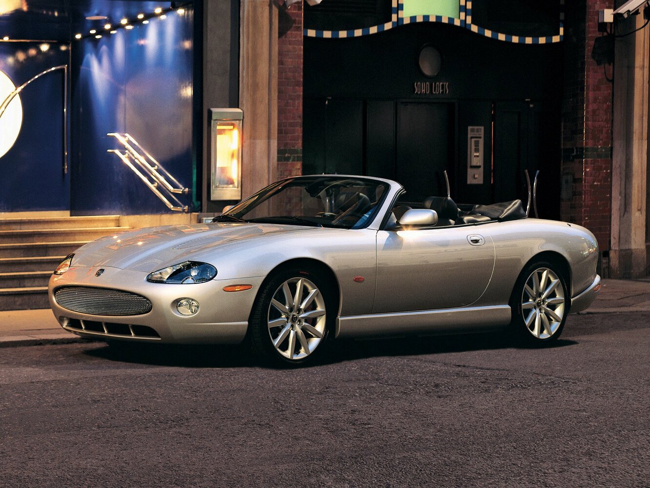 Jaguar XK I Рестайлинг, вид сбоку