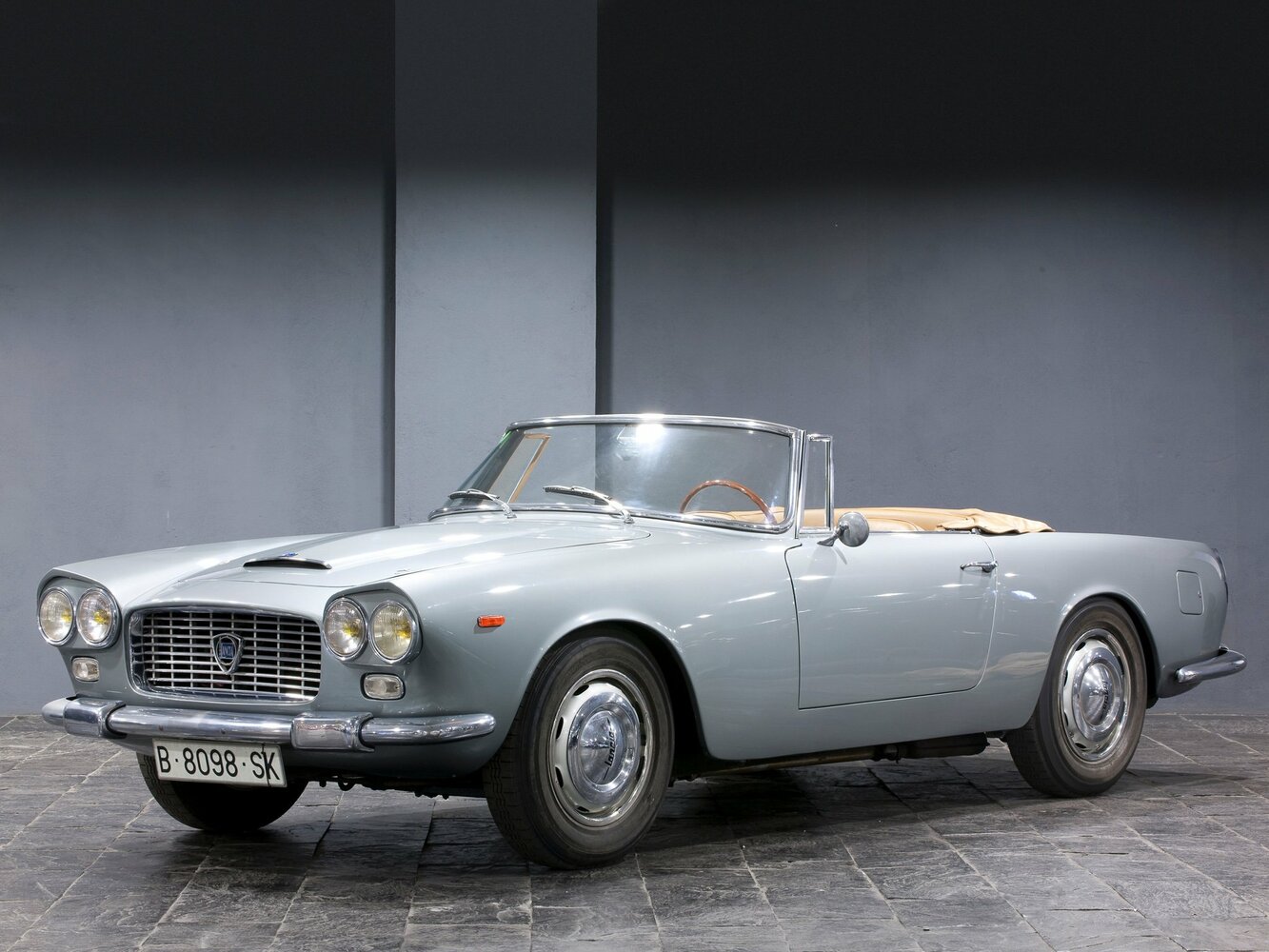 Lancia Flaminia, вид сбоку