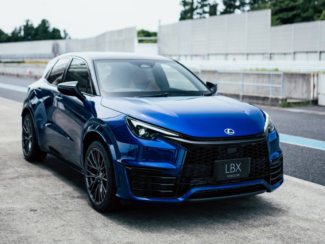 Lexus LBX, вид сбоку