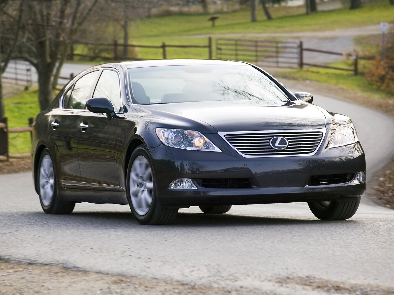 Lexus LS IV, вид сбоку