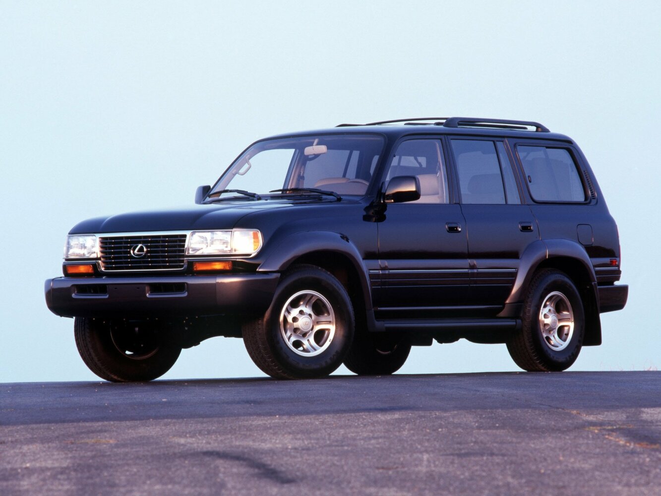 Lexus LX I