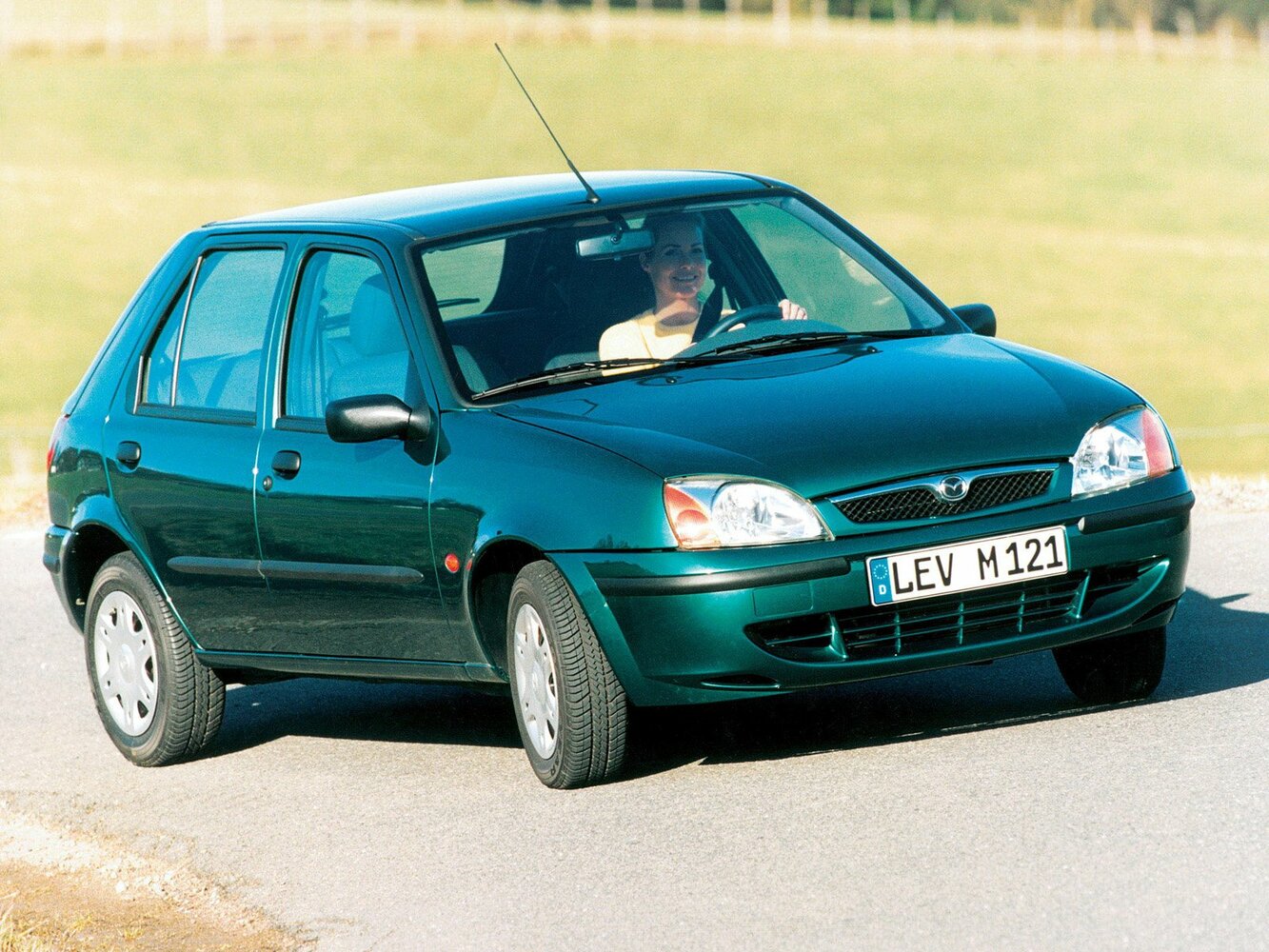 Mazda 121 III, Хэтчбек 5 дв.: фото поколения