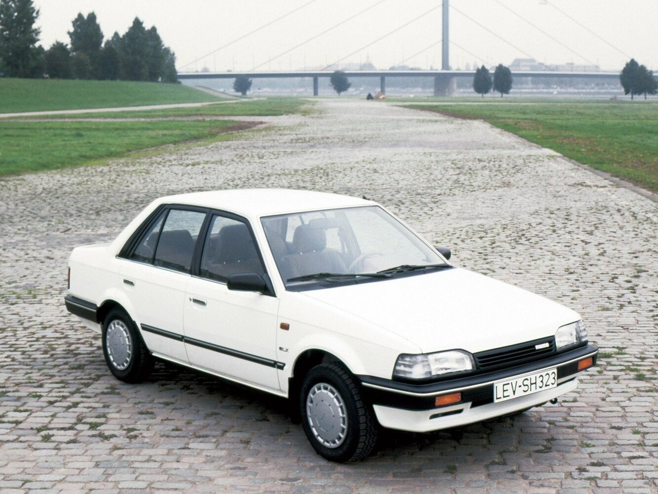 Mazda 323 III (BF), вид сбоку