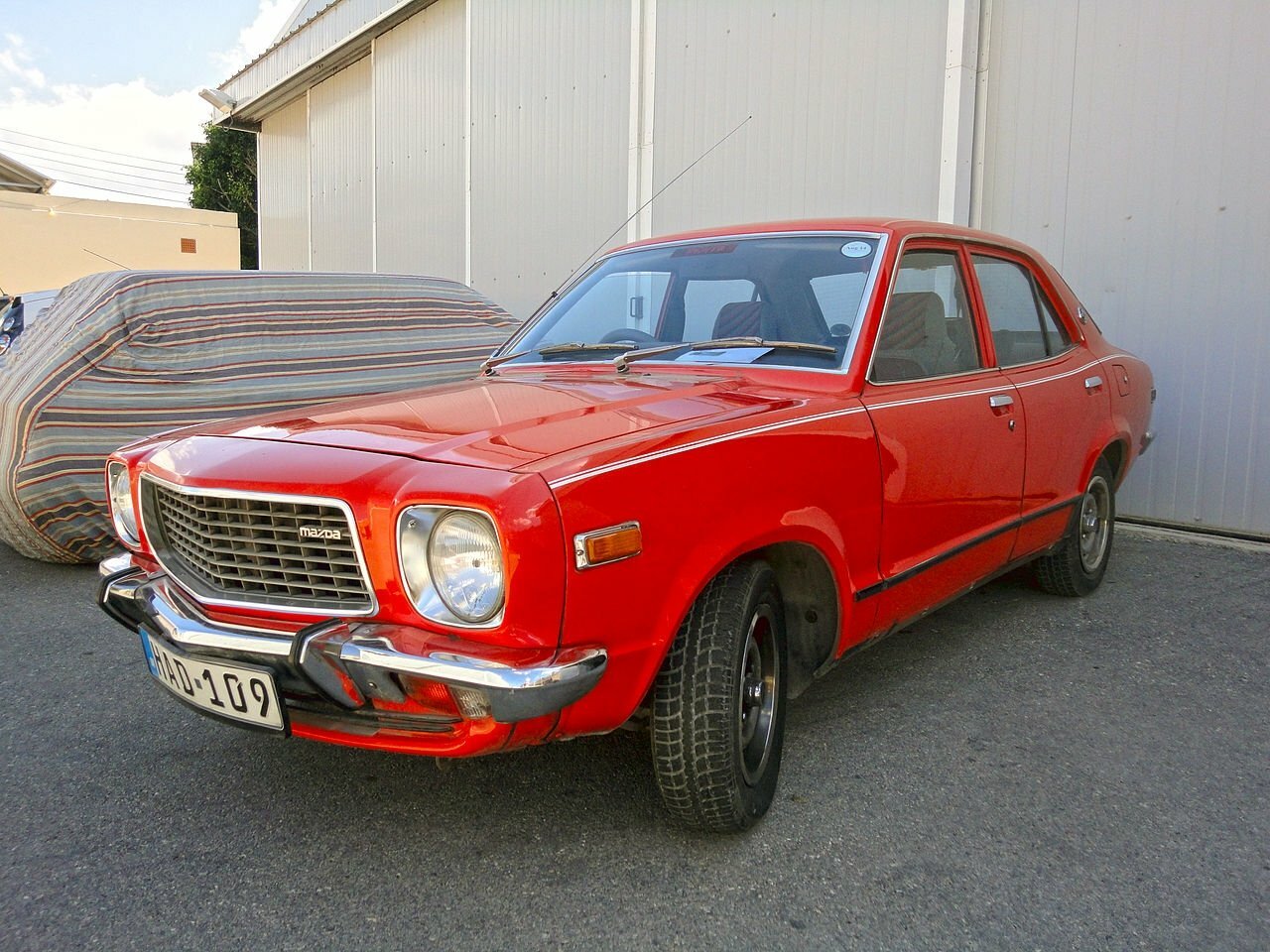 Mazda 818, вид сбоку