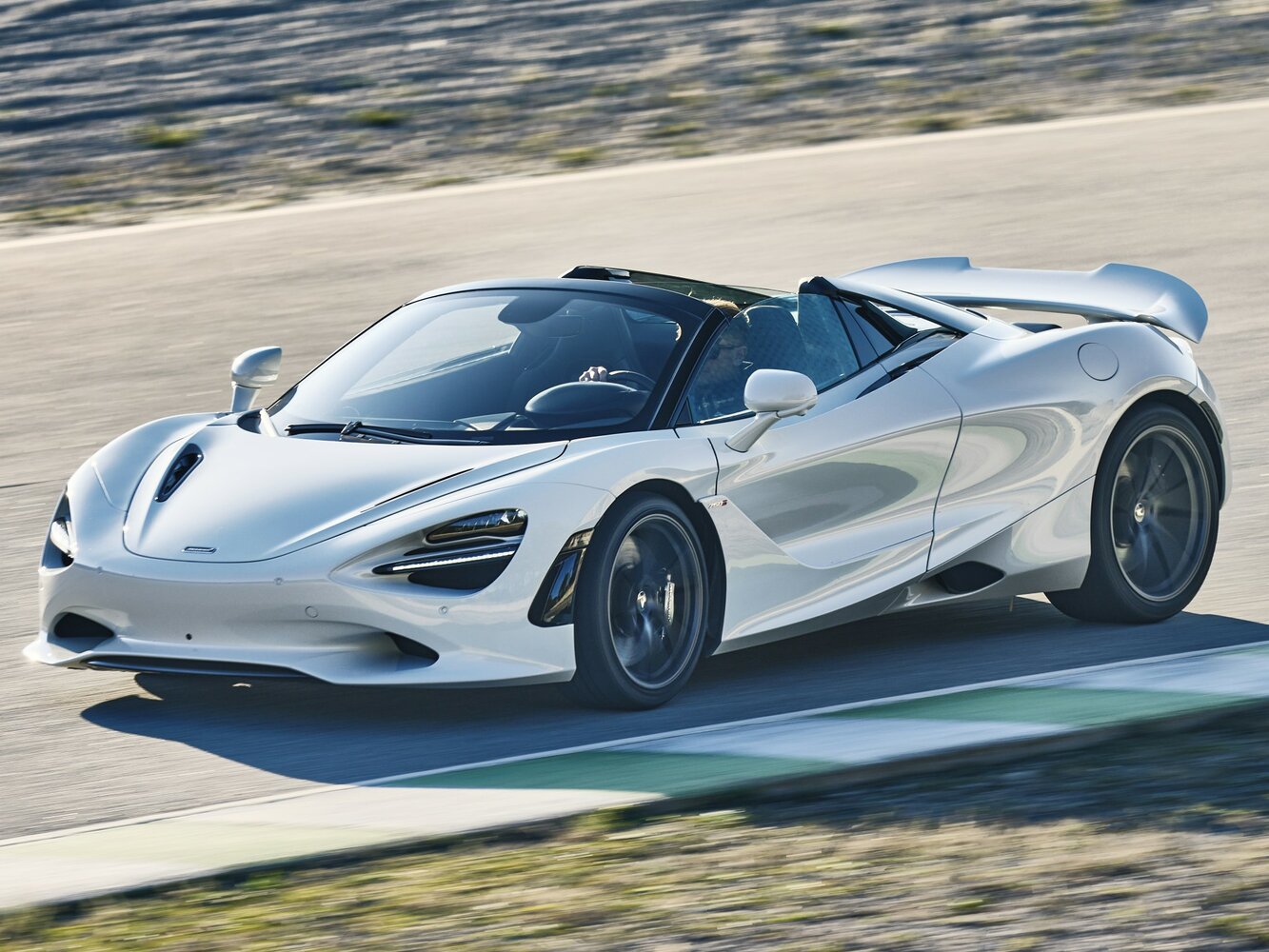 McLaren 750S, вид сбоку
