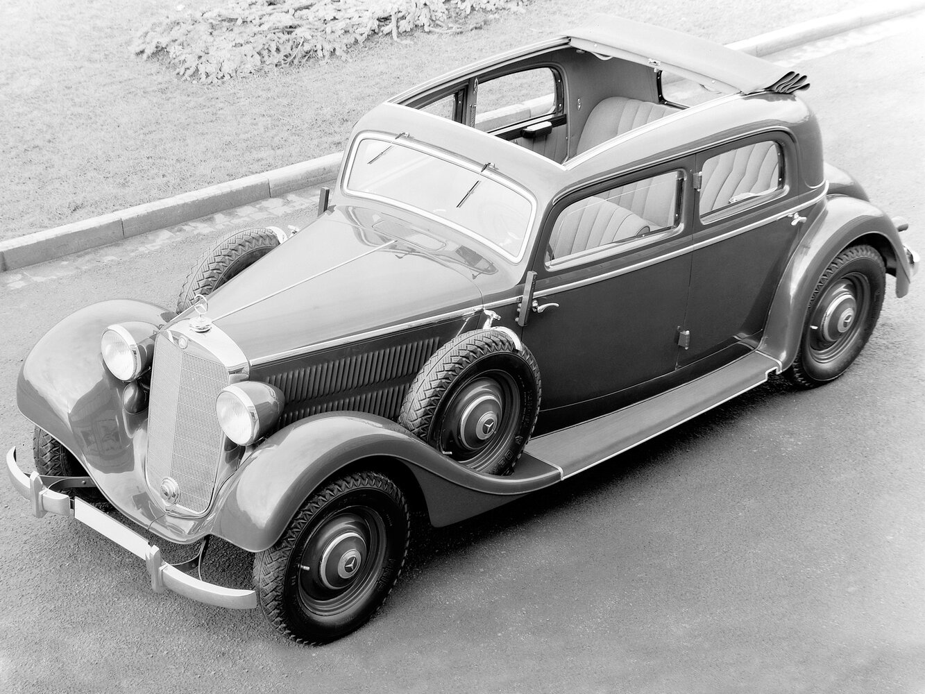 Mercedes-Benz W142, Седан: фото поколения