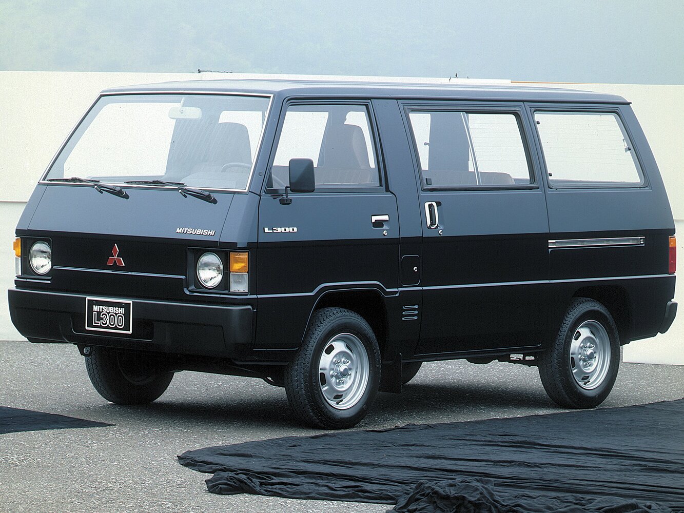 Mitsubishi L300