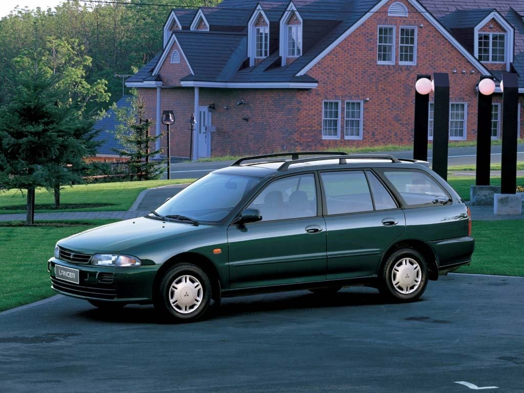 Mitsubishi Lancer VI, Универсал 5 дв.: фото поколения