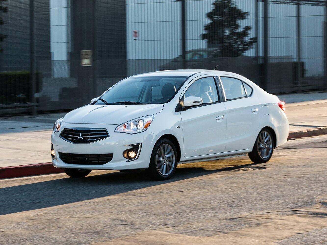 Mitsubishi Mirage VI Рестайлинг, вид сбоку