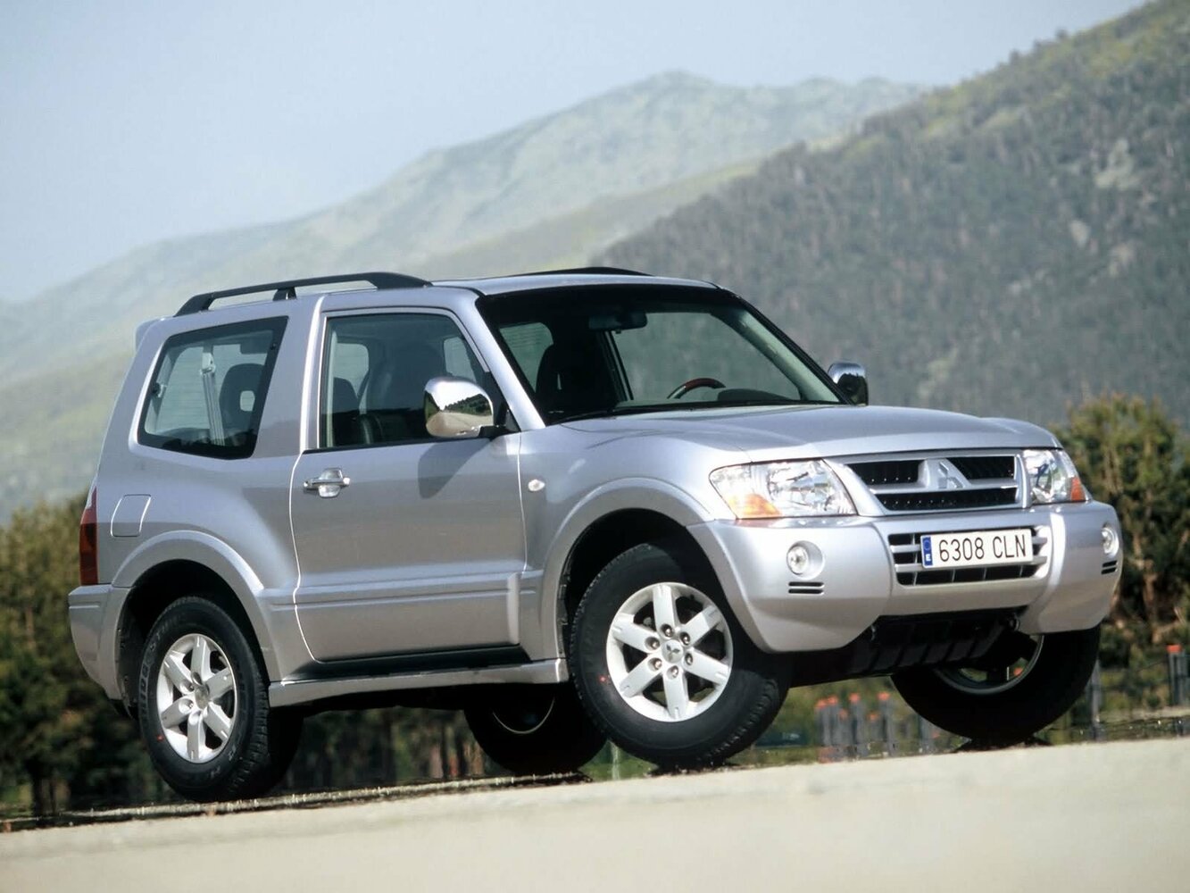 Mitsubishi Montero III, вид сбоку