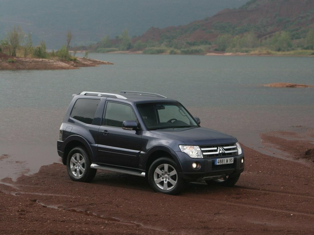 Mitsubishi Montero IV, вид сбоку