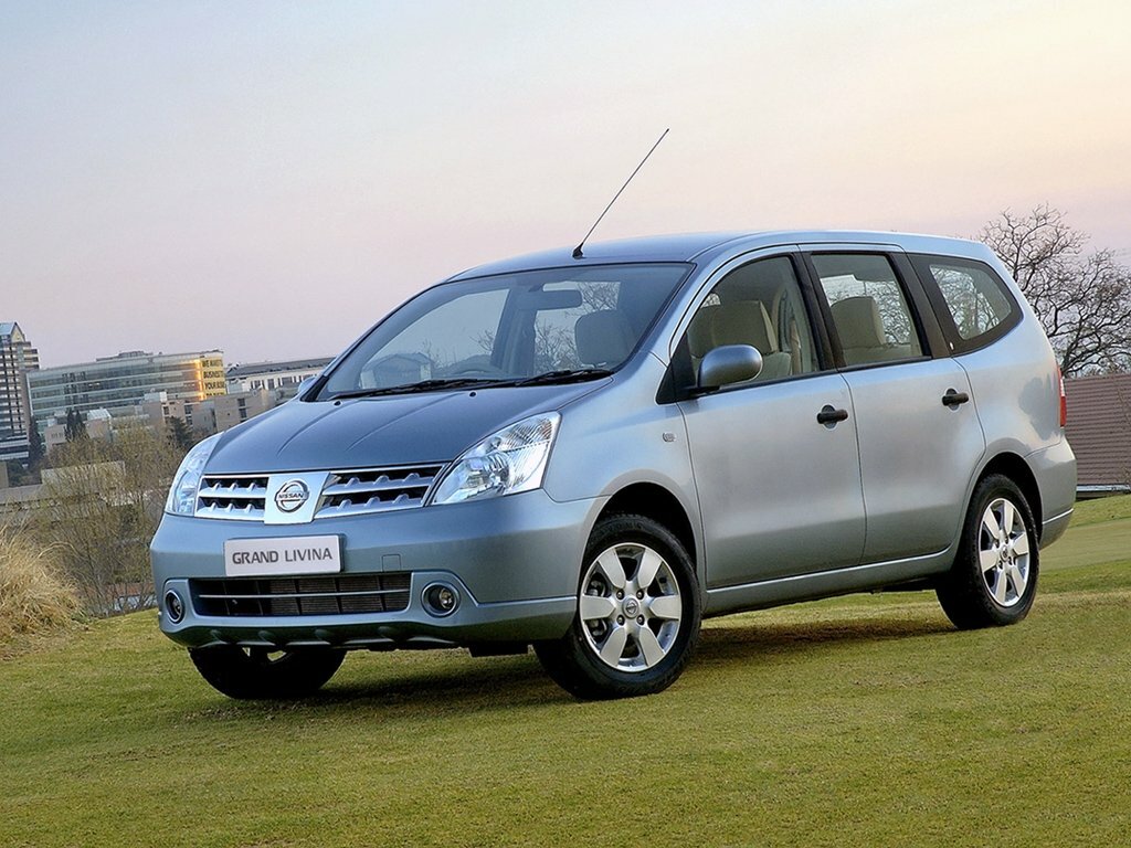 Nissan Livina I, вид сбоку