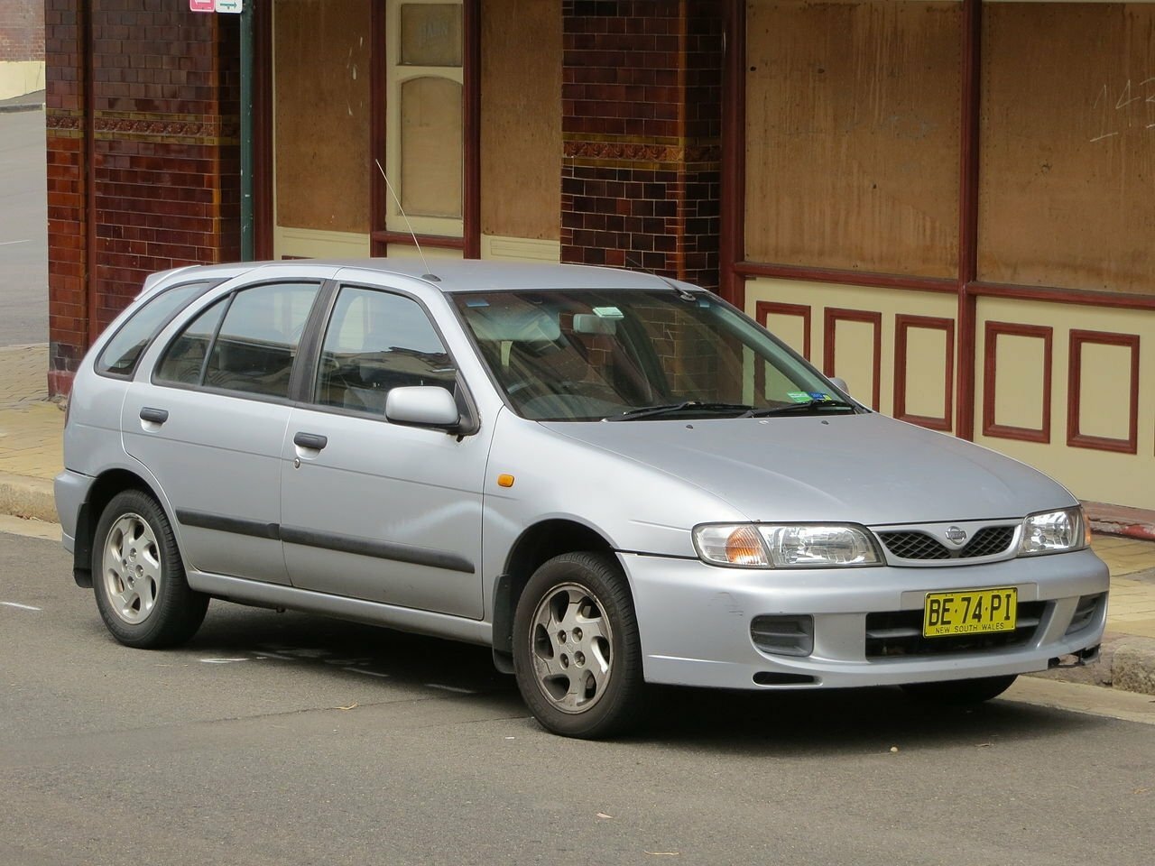 Nissan Pulsar V (N15), Хэтчбек 5 дв.: фото поколения