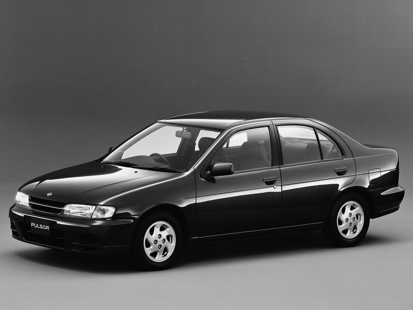Nissan Pulsar V (N15), вид сбоку