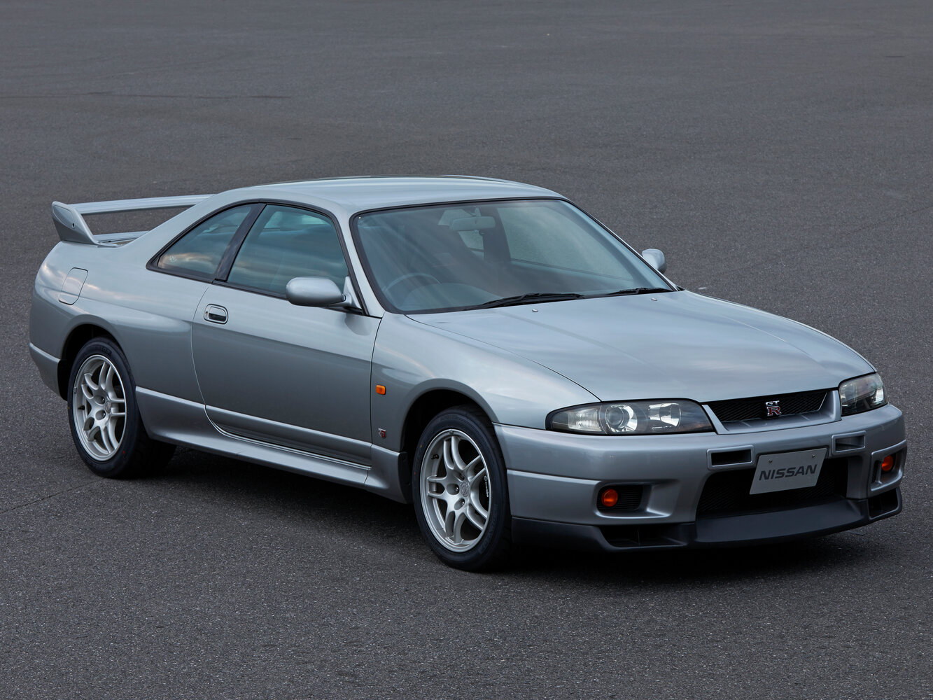 Nissan Skyline IX (R33), вид сбоку