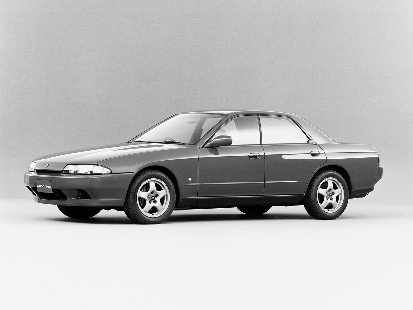 Nissan Skyline VIII (R32), вид сбоку