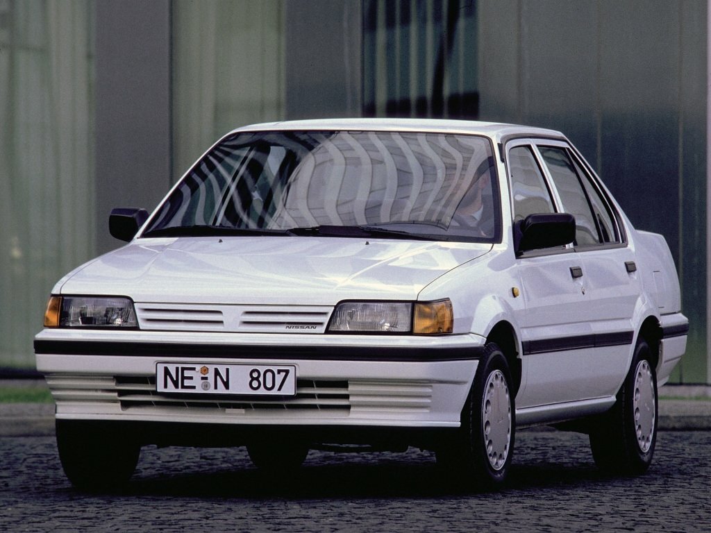 Nissan Sunny N13, вид сбоку