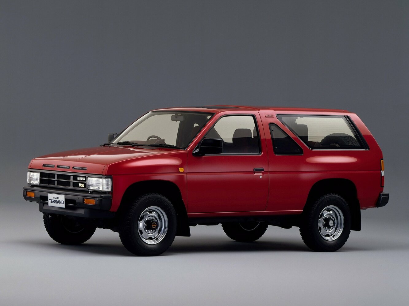 Nissan Terrano I, вид сбоку