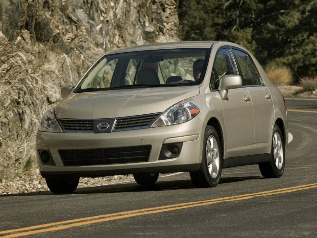 Nissan Versa I, Седан: фото поколения