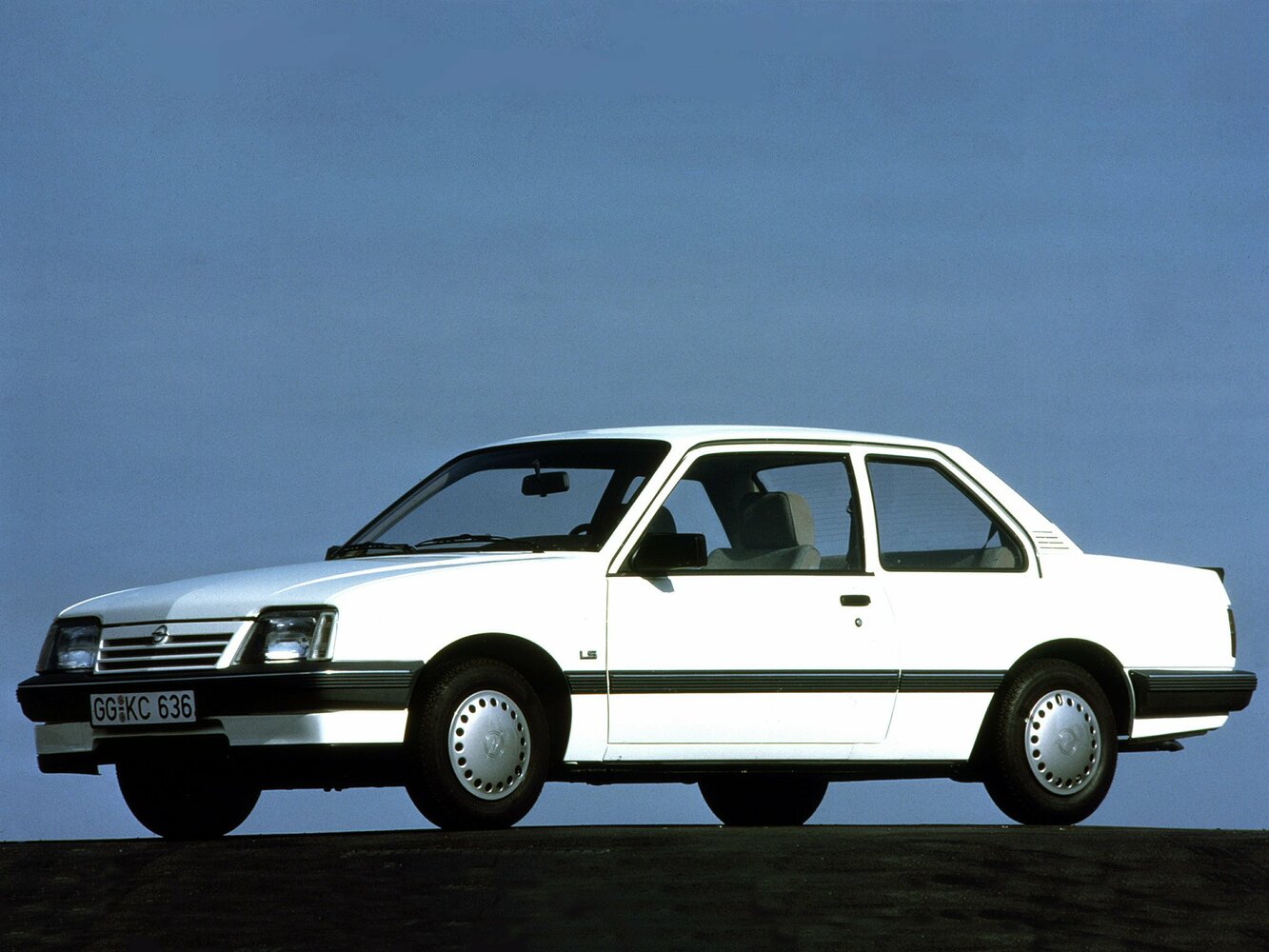 Opel Ascona C, вид сбоку