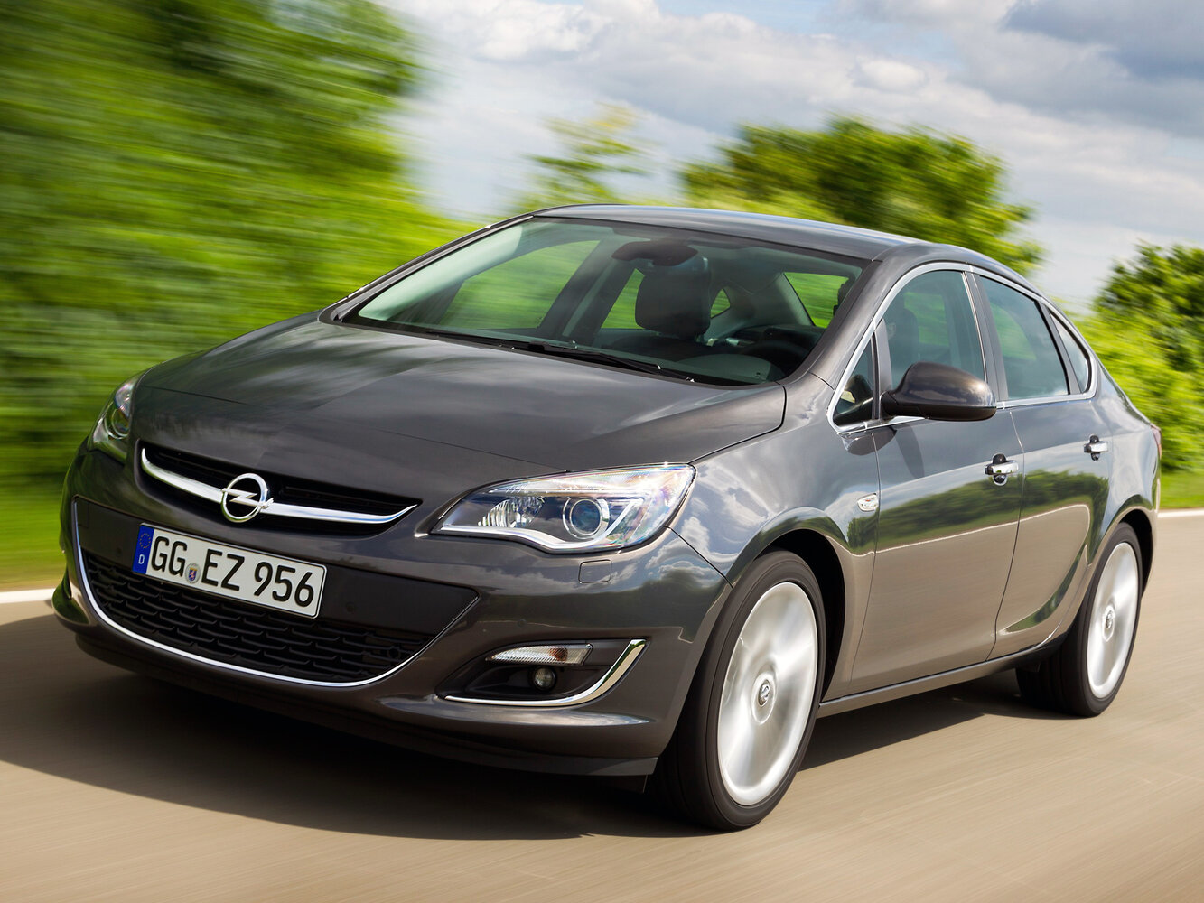 Opel Astra J Рестайлинг, вид сбоку