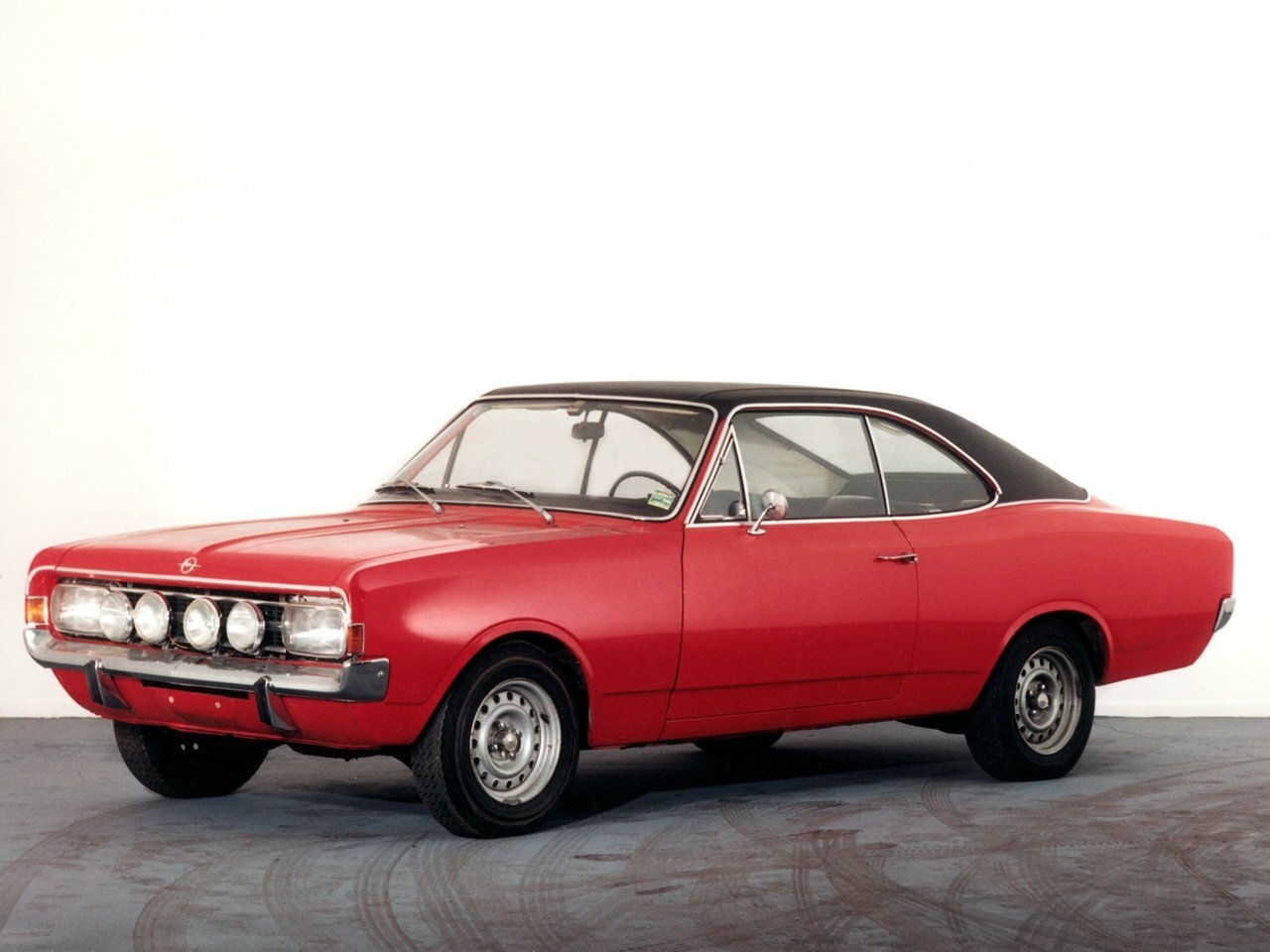 Opel Commodore A, вид сбоку